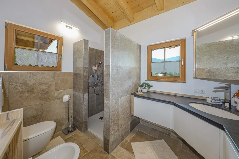 KITZIMMO-Zwei Luxuschalets mit Panoramablick in Top-Ruhelage kaufen - Immobilien Steinberg Tirol.