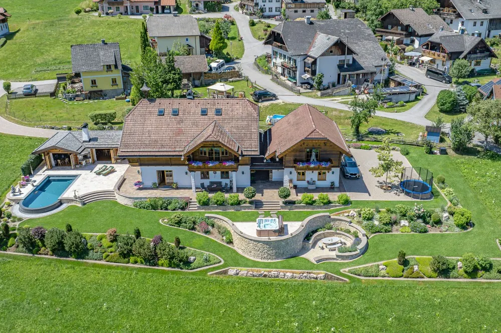 KITZIMMO-Einzigartige Landhausvilla mit Pool und unverbaubarem Seeblick - Immobilien St. Gilgen.